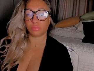 le modèle foxxy-lady est en webcam porno dans un show sur le site camsoda, il possède les tags suivants: amateur,lingerie,thong,tease,tattoos,spank,pussy,ass,middle aged,orgasm,joi,glasses,fetish,feet,dp,blue eyes,blowjob,bedroom,asshole,big ass