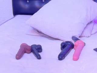 tiny-whore18 live cam profile