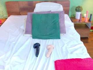 tiny-whore18 live cam profile