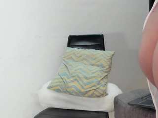 bella_adamss_