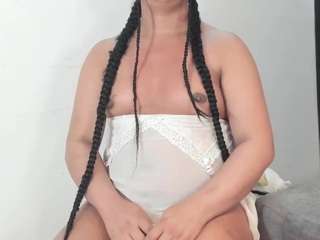 bella_adamss_