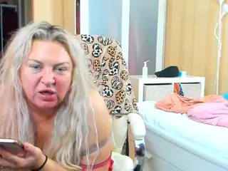SquirtySexyMilf's Live Sex Cam Show