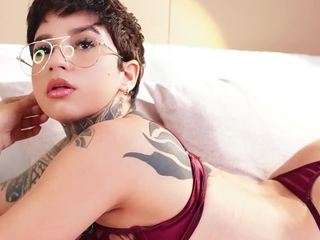 Live webcam model alicee-love on Soda Cams