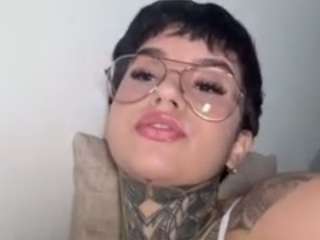 Live webcam model alicee-love on Soda Cams