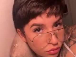 Live webcam model alicee-love on Soda Cams