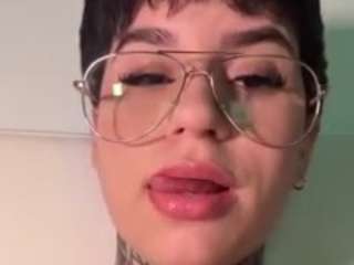 Live webcam model alicee-love on Soda Cams