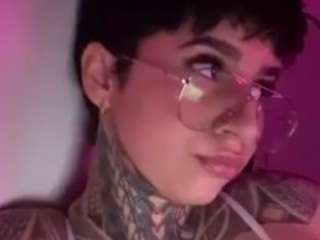 Live webcam model alicee-love on Soda Cams