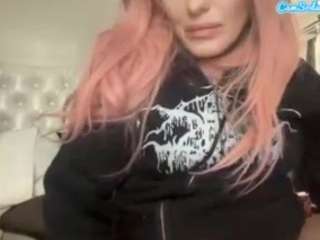 shaqueefa, female webcam model,  years old, on live webcam