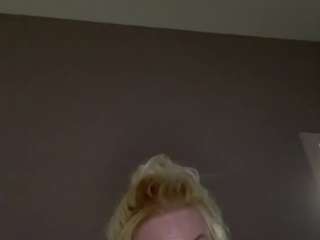 Crumslut live webcam show