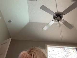 Crumslut live webcam show