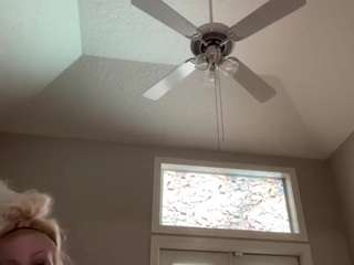 Crumslut live webcam show