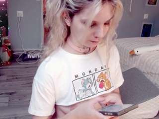 careful-i-bite Live Webcam on CamSoda