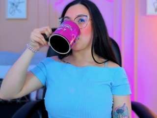 luucyjoness live cam profile