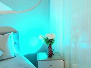 nicolle-w webcam