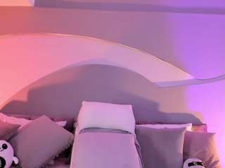 nicolle-w Live Webcam on CamSoda