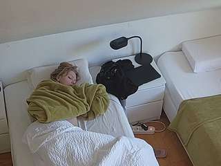 voyeurcam-julmodels-bed-7 camsoda