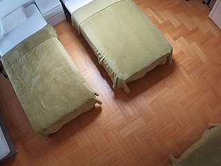 Acest model este live acum. voyeurcam-julmodels-bed-7