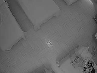 Ce modèle est en direct maintenant. voyeurcam-julmodels-bed-7