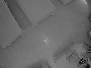 Este modelo está ao vivo agora. voyeurcam-julmodels-bed-7
