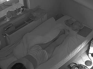 Ce modèle est en direct maintenant. voyeurcam-julmodels-bed-7
