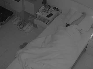 该模特正在直播。 voyeurcam-julmodels-bed-7