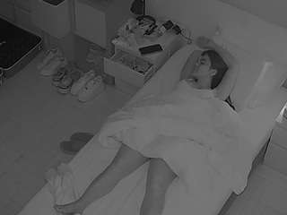 Ce modèle est en direct maintenant. voyeurcam-julmodels-bed-7