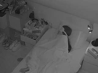 Ten model jest teraz na żywo. voyeurcam-julmodels-bed-7