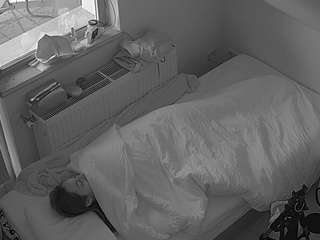 Este modelo está ao vivo agora. voyeurcam-julmodels-bed-7