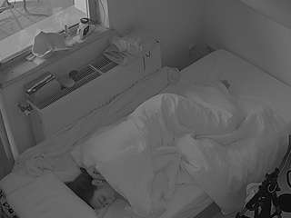该模特正在直播。 voyeurcam-julmodels-bed-7