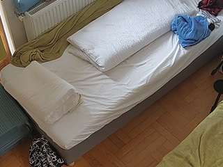 Model ini sedang live sekarang. voyeurcam-julmodels-bed-7