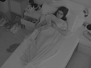 Ten model jest teraz na żywo. voyeurcam-julmodels-bed-7
