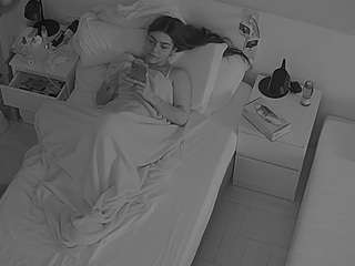 Acest model este live acum. voyeurcam-julmodels-bed-7