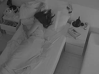 Este modelo está ao vivo agora. voyeurcam-julmodels-bed-7