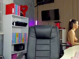Model ini sedang live sekarang. daryastars