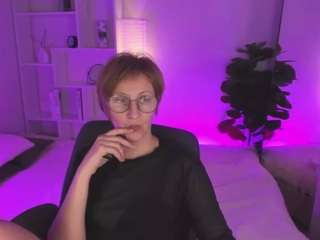 parischerry's CamSoda show and profile