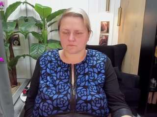 Live cam show with ScarlettSoft