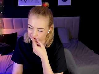 stephaniesea, female webcam model,  years old, on live webcam