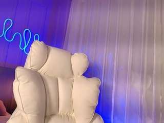 Live webcam model sofly-s on Soda Cams