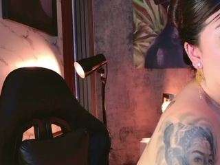 sarawolff's CamSoda show and profile