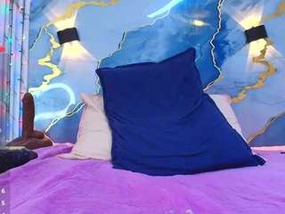 lor-queen's CamSoda show and profile