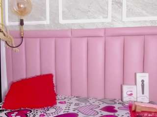 hollyhendriix's CamSoda show and profile