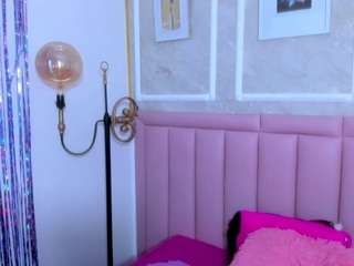 le modèle hollyhendriix est en webcam porno dans un show sur le site camsoda, il possède les tags suivants: ass,athletic,black hair,brown eyes,drinking,lovense,no smoking,public,skinny,teen-18,toys,young adult,curvy,hd,latina,small tits