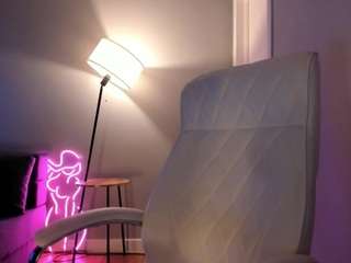 Live webcam model akura011 on Soda Cams