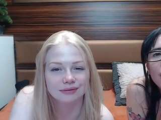 HollyWhites live cam preview
