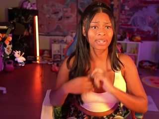 lovenzia Live Webcam on CamSoda