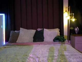 Live webcam model lovenzia on Soda Cams