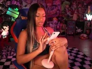 Live webcam model lovenzia on Soda Cams