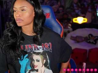 Live webcam model lovenzia on Soda Cams