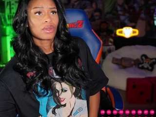 Live webcam model lovenzia on Soda Cams