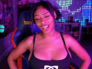 lovenzia Live Webcam on CamSoda